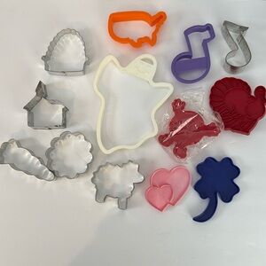 Lot Of 13 Miscellaneous Cookie Cutters Plastic & Metal Ghost church M & M Mitten